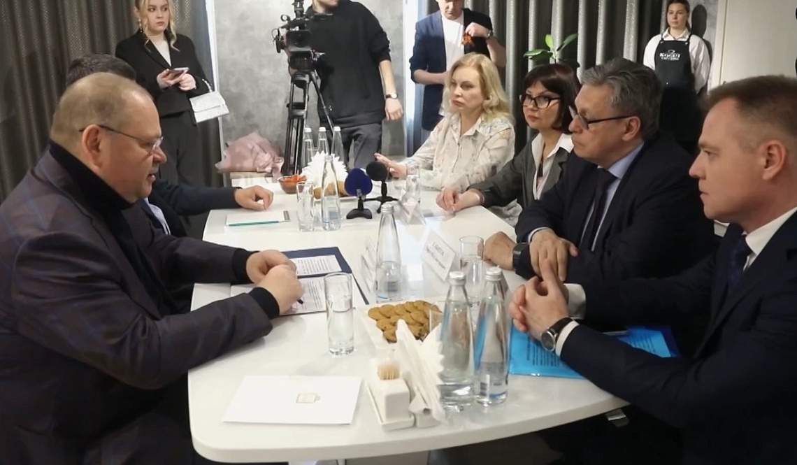 Губернатор Олег Мельниченко встретился с председателем комиссии Общественной палаты РФ Рифатом Сабитовым